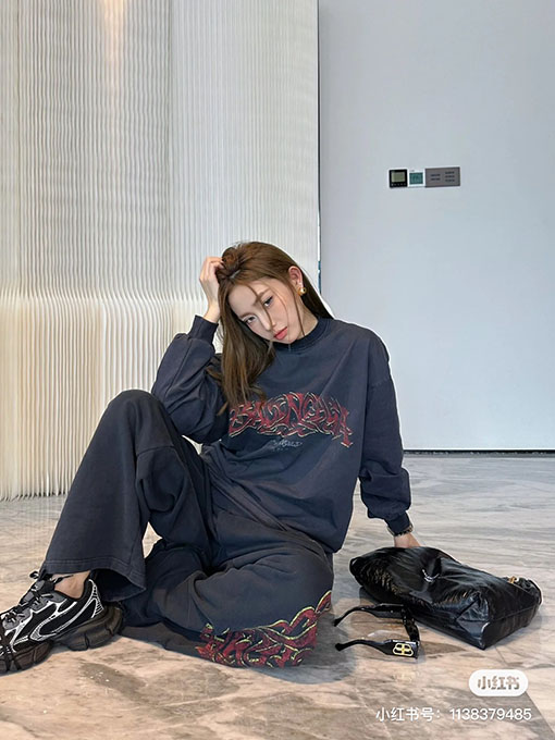 バレンシアガ 長袖 Tシャツコピー BALENCIAGA 火炎グラフィティのロゴ入り長袖Tシャツ ピンク,ネイビー