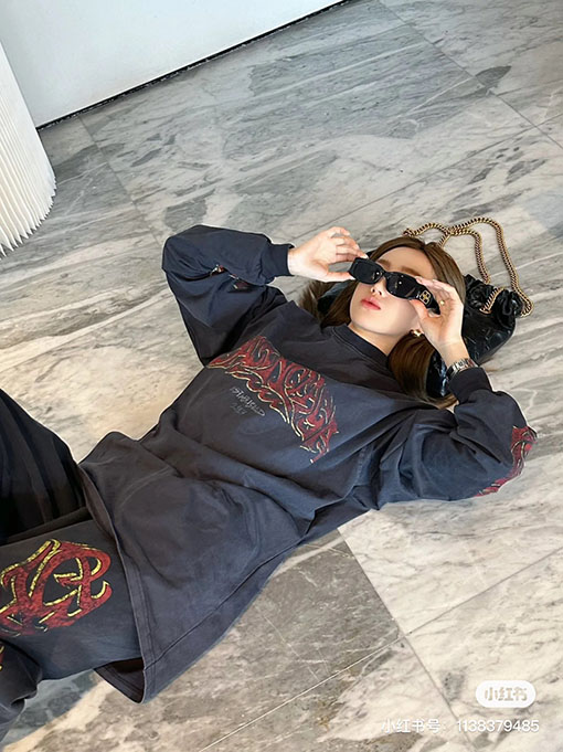 バレンシアガ 長袖 Tシャツコピー BALENCIAGA 火炎グラフィティのロゴ入り長袖Tシャツ ピンク,ネイビー