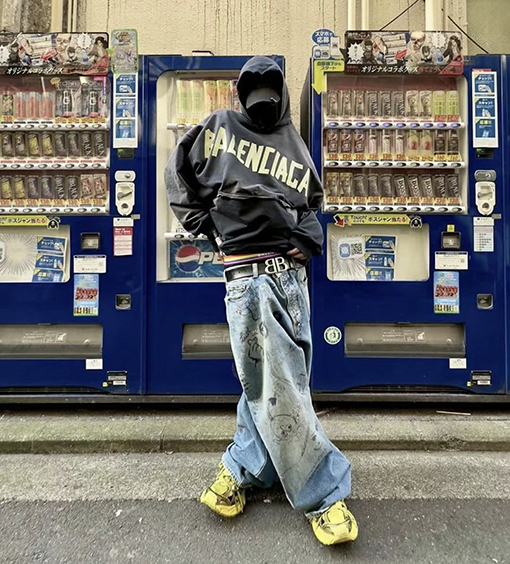 バレンシアガ パーカー   スーパーコピー TAPE TYPE RIPPED POCKET フードパーカー ダメージ加工と古着風効果
