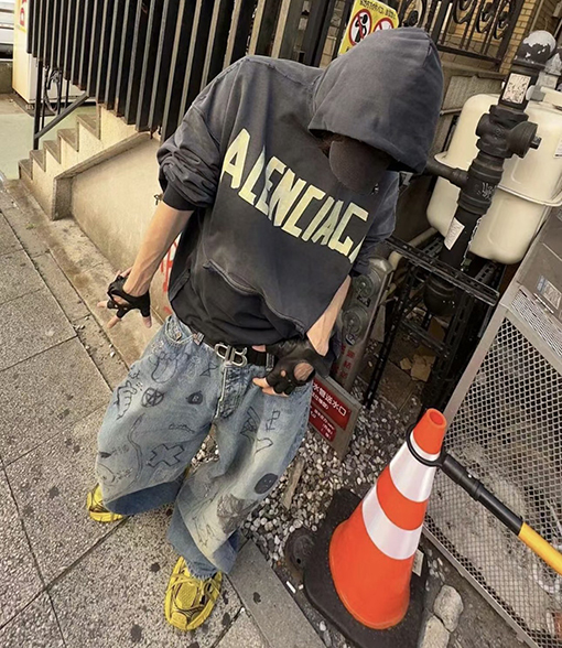 バレンシアガ パーカー   スーパーコピー TAPE TYPE RIPPED POCKET フードパーカー ダメージ加工と古着風効果