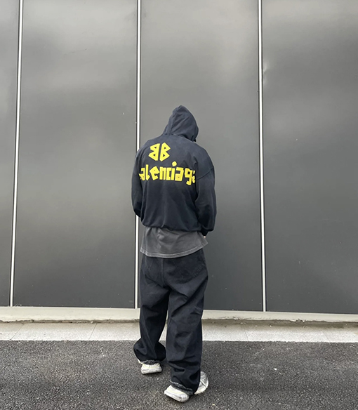 バレンシアガ パーカー   スーパーコピー TAPE TYPE RIPPED POCKET フードパーカー ダメージ加工と古着風効果