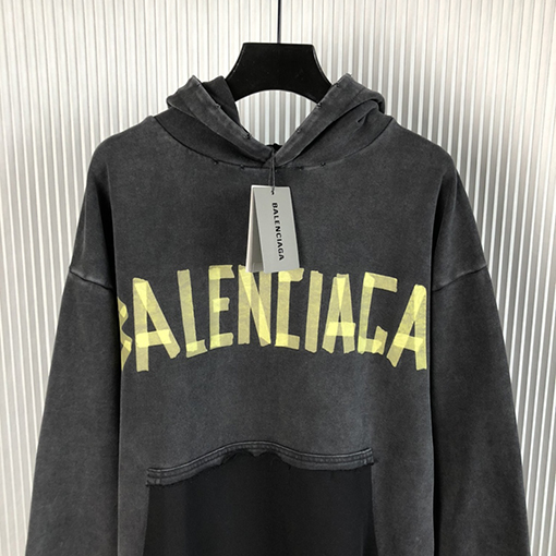 バレンシアガ パーカー   スーパーコピー TAPE TYPE RIPPED POCKET フードパーカー ダメージ加工と古着風効果