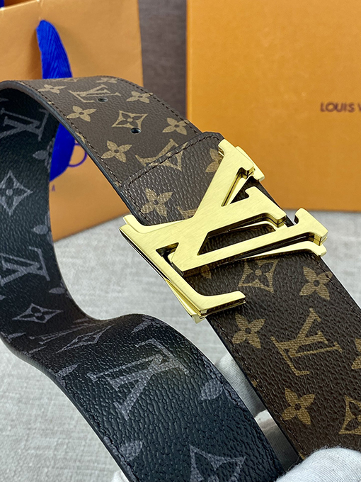 ヴィトン  ベルト スーパーコピー モノグラムキャンバスとしなやかな小牛革の組み合わせ、クラシックなLV Circleバックルが中央に輝くベルト