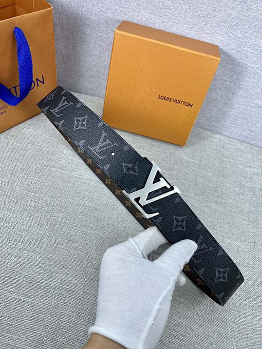 ヴィトン  ベルト スーパーコピー モノグラムキャンバスとしなやかな小牛革の組み合わせ、クラシックなLV Circleバックルが中央に輝くベルト