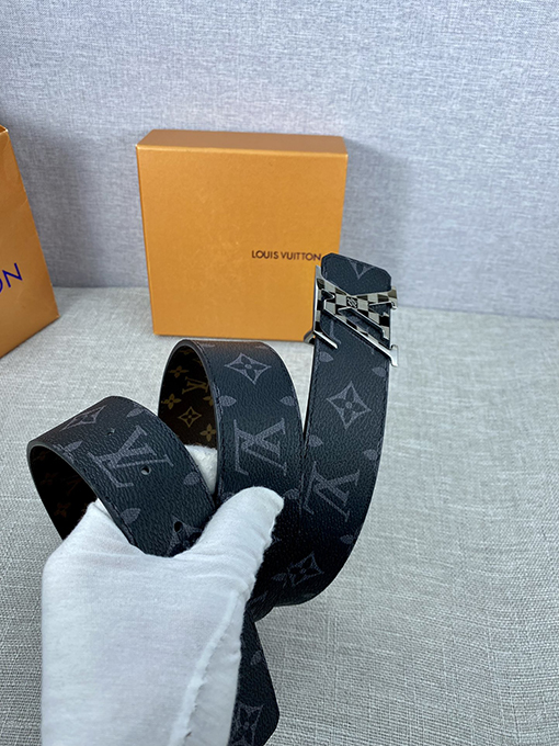 ヴィトン  ベルト スーパーコピー モノグラムキャンバスとしなやかな小牛革の組み合わせ、クラシックなLV Circleバックルが中央に輝くベルト