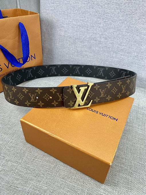 ヴィトン  ベルト スーパーコピー モノグラムキャンバスとしなやかな小牛革の組み合わせ、クラシックなLV Circleバックルが中央に輝くベルト