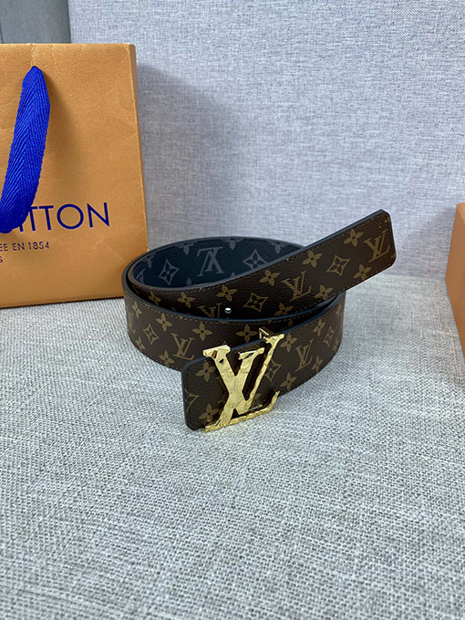 ヴィトン  ベルト スーパーコピー モノグラムキャンバスとしなやかな小牛革の組み合わせ、クラシックなLV Circleバックルが中央に輝くベルト