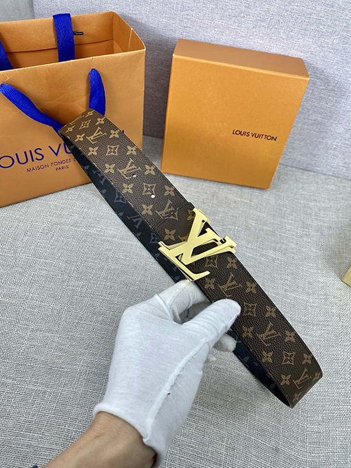 ヴィトン  ベルト スーパーコピー モノグラムキャンバスとしなやかな小牛革の組み合わせ、クラシックなLV Circleバックルが中央に輝くベルト
