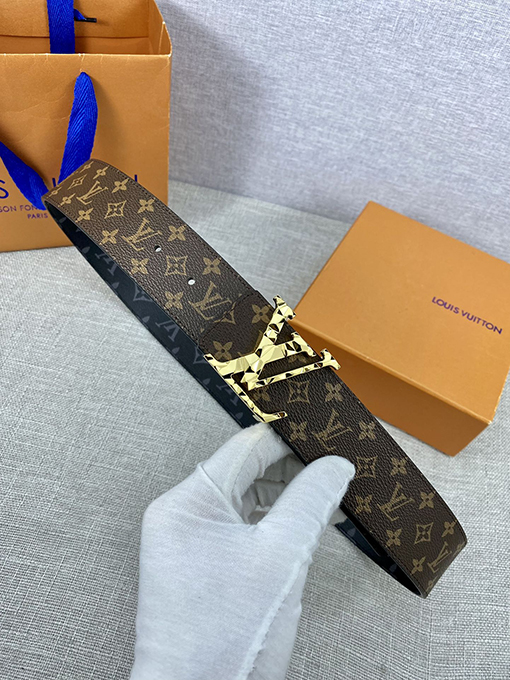 ヴィトン  ベルト スーパーコピー モノグラムキャンバスとしなやかな小牛革の組み合わせ、クラシックなLV Circleバックルが中央に輝くベルト