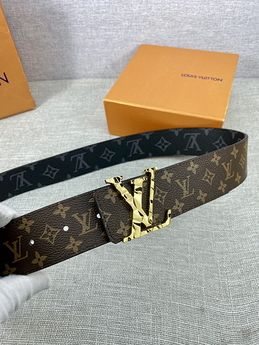 ヴィトン  ベルト スーパーコピー モノグラムキャンバスとしなやかな小牛革の組み合わせ、クラシックなLV Circleバックルが中央に輝くベルト