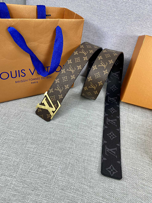 ヴィトン  ベルト スーパーコピー モノグラムキャンバスとしなやかな小牛革の組み合わせ、クラシックなLV Circleバックルが中央に輝くベルト