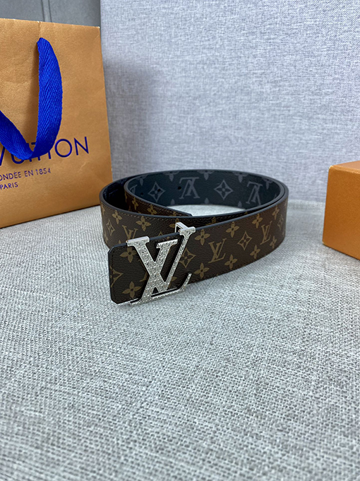 ヴィトン  ベルト スーパーコピー モノグラムキャンバスとしなやかな小牛革の組み合わせ、クラシックなLV Circleバックルが中央に輝くベルト