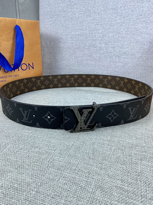 ヴィトン  ベルト スーパーコピー モノグラムキャンバスとしなやかな小牛革の組み合わせ、クラシックなLV Circleバックルが中央に輝くベルト