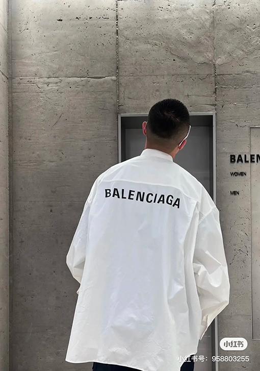 バレンシアガシャツ コピー  背中 BALENCIAGAロゴプリント  人気 シャツ