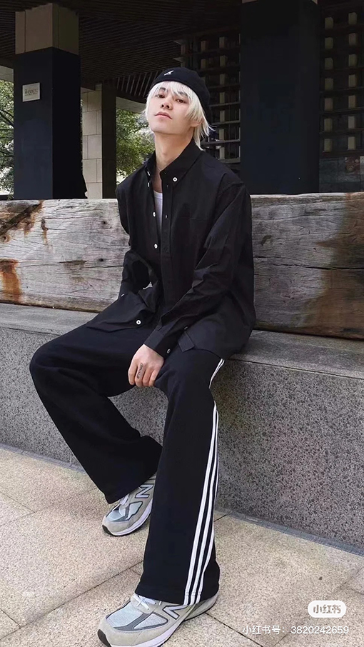 バレンシアガシャツ コピー  背中 BALENCIAGAロゴプリント  人気 シャツ
