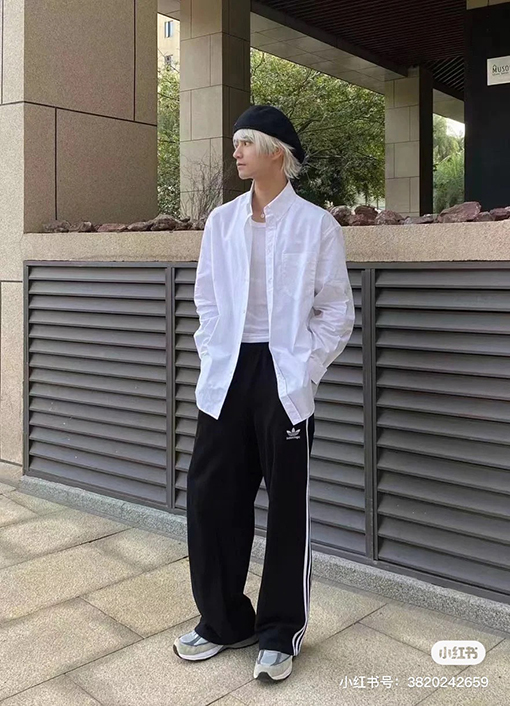 バレンシアガシャツ コピー  背中 BALENCIAGAロゴプリント  人気 シャツ