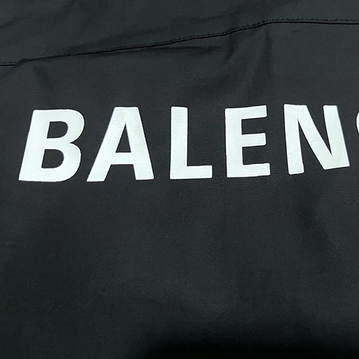 バレンシアガシャツ コピー  背中 BALENCIAGAロゴプリント  人気 シャツ