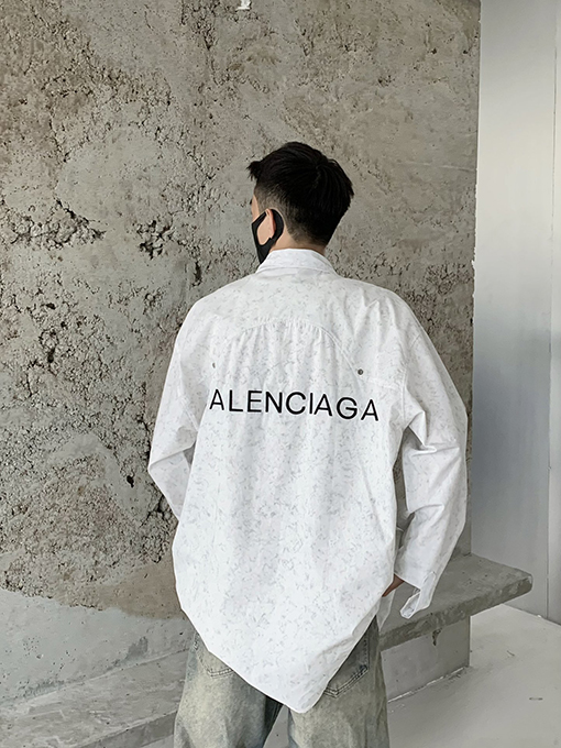 バレンシアガシャツ コピー 背中 BALENCIAGA ロングスリーブフェードダイ染めシャツ、刻印ロゴボタンと金属装飾