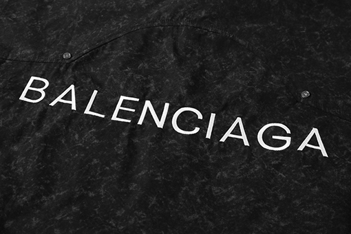 バレンシアガシャツ コピー 背中 BALENCIAGA ロングスリーブフェードダイ染めシャツ、刻印ロゴボタンと金属装飾