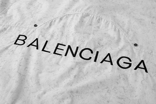 バレンシアガシャツ コピー 背中 BALENCIAGA ロングスリーブフェードダイ染めシャツ、刻印ロゴボタンと金属装飾