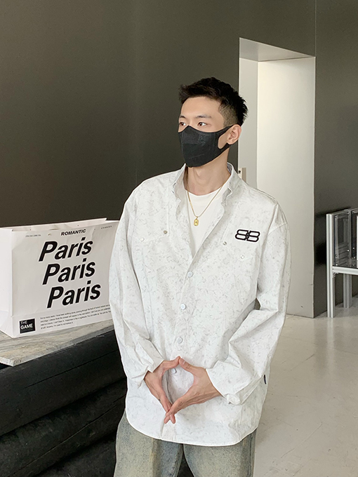 バレンシアガシャツ コピー 背中 BALENCIAGA ロングスリーブフェードダイ染めシャツ、刻印ロゴボタンと金属装飾