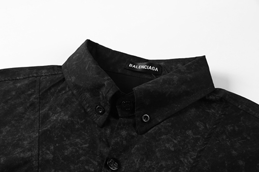 バレンシアガシャツ コピー  背中 BALENCIAGA ロングスリーブフェードダイ染めシャツ、刻印ロゴボタンと金属装飾
