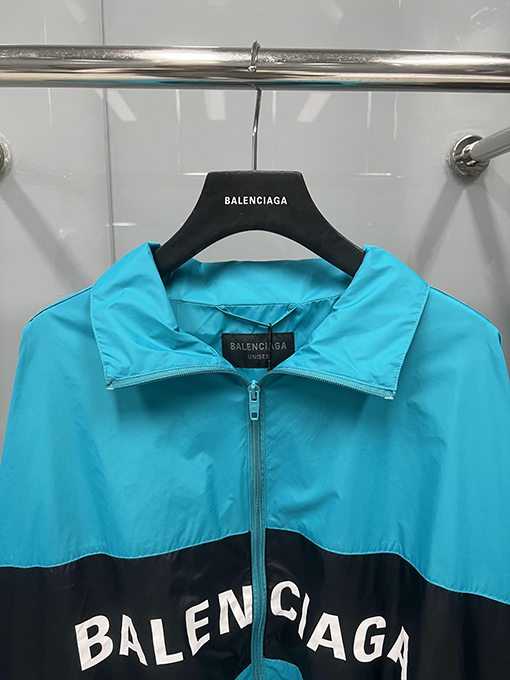 バレンシアガ アウター BALENCIAGA ロゴプリントの前副パネルウィンドブレーカー ジップアップ ジャケット アウター