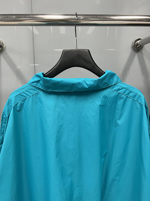 バレンシアガ アウター BALENCIAGA ロゴプリントの前副パネルウィンドブレーカー ジップアップ ジャケット アウター