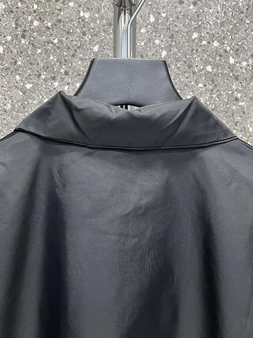 バレンシアガ アウター スーパーコピー ロゴ切り替えデニム素材のジャケット、後ろ防風仕様スムーズジップキューブネック