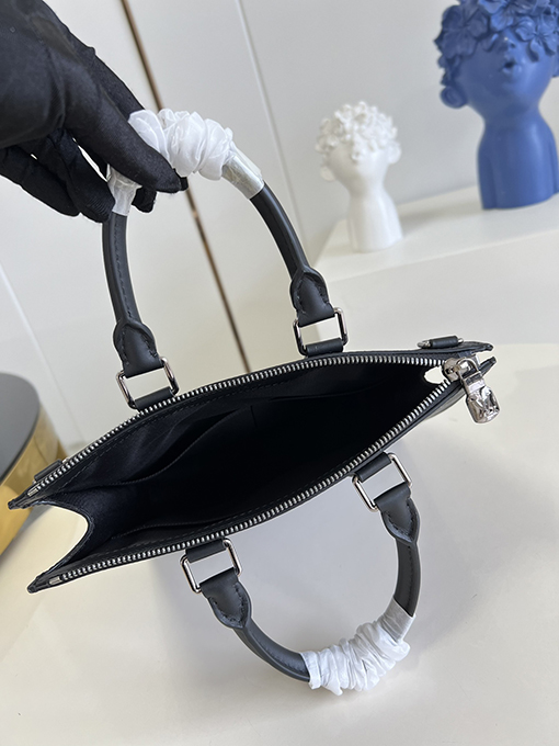 ヴィトンショルダー バックスーパーコピー Sac Plat 手袋インスパイア、Monogram Eclipse Reserve 帆布で洗練されたデザイン M46098