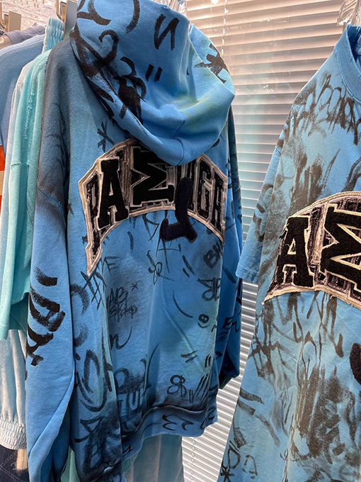 バレンシアガ  ジャケット アウタースーパーコピー  BALENCIAGA の全身手描きグラフィティアート