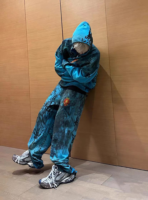 バレンシアガ  ジャケット アウタースーパーコピー  BALENCIAGA の全身手描きグラフィティアート