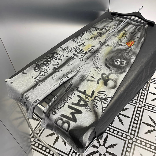 バレンシアガ スウェットパンツスーパーコピー  BALENCIAGA の全身手描きグラフィティアート