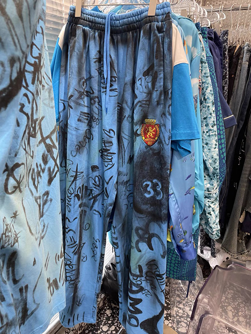 バレンシアガ スウェットパンツスーパーコピー  BALENCIAGA の全身手描きグラフィティアート