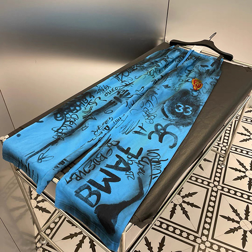 バレンシアガ スウェットパンツスーパーコピー  BALENCIAGA の全身手描きグラフィティアート