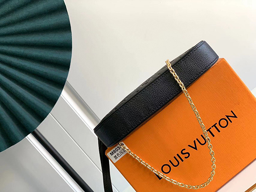 ヴィトントートバックコピー Louis Vuitton Easy Pouch On Strap M80349
