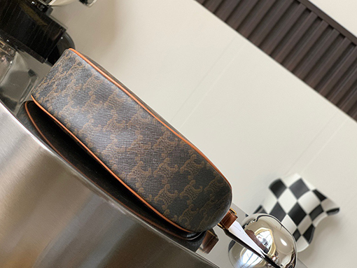 セリーヌ ハーフムーンバッグ スーパーコピー    CELINE AVA TRIOMPHE 肩掛けハーフムーンバッグ