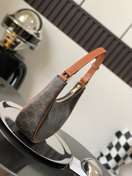 セリーヌ ハーフムーンバッグ スーパーコピー    CELINE AVA TRIOMPHE 肩掛けハーフムーンバッグ