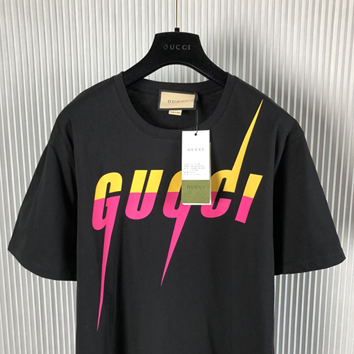 グッチ 半袖Tシャツ スーパーコピー GUCCI ブレード ロゴ ラウンドネックショートスリーブTシャツ