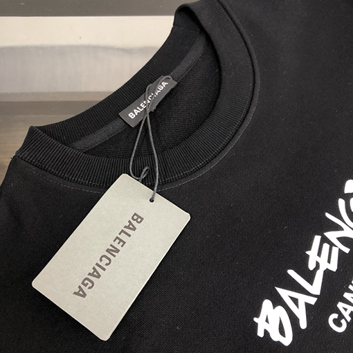 バーバリーコピー 長袖 BURBERRYがカップルのタイトなTシャツを発表