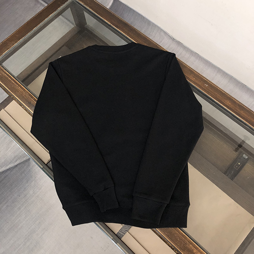 バーバリーコピー 長袖 BURBERRYがカップルのタイトなTシャツを発表
