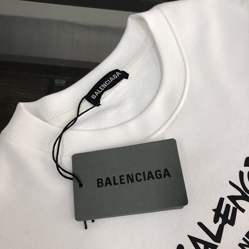 バーバリーコピー 長袖 BURBERRYがカップルのタイトなTシャツを発表