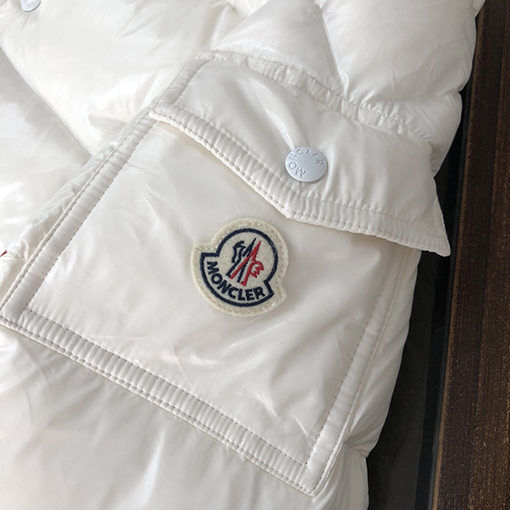 モンクレール ダウンジャケット スーパーコピー MONCLER ミディアムダウンジャケット、高品質のインポート金具付きカスタムアイテム