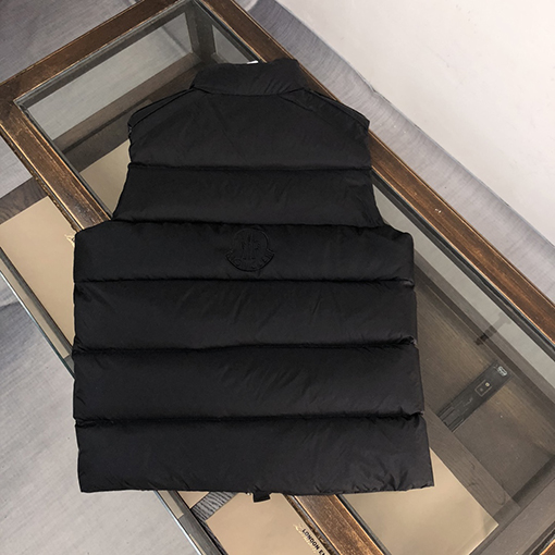 モンクレール ダウンベストスーパーコピーMONCLER 控えめで派手すぎない着こなしスタイル!