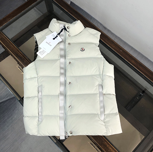 モンクレール ダウンベストスーパーコピーMONCLER 控えめで派手すぎない着こなしスタイル!