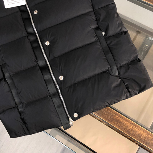 モンクレール ダウンベストスーパーコピーMONCLER 控えめで派手すぎない着こなしスタイル!