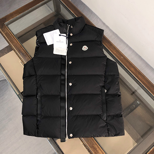 モンクレール ダウンベストスーパーコピーMONCLER 控えめで派手すぎない着こなしスタイル!