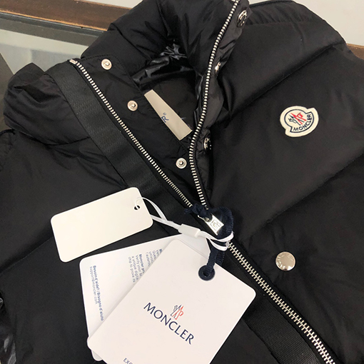 モンクレール ダウンベストスーパーコピーMONCLER 控えめで派手すぎない着こなしスタイル!