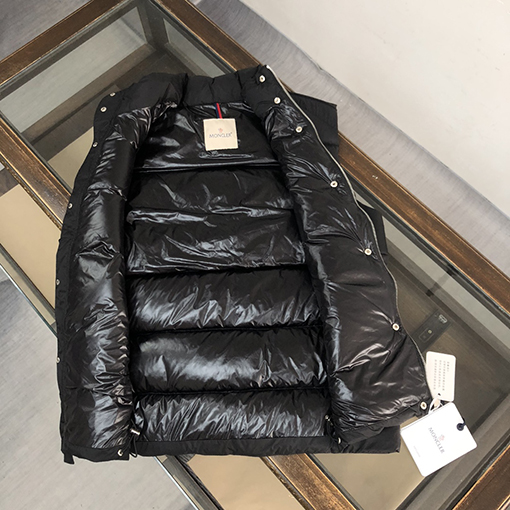 モンクレール ダウンベストスーパーコピーMONCLER 控えめで派手すぎない着こなしスタイル!