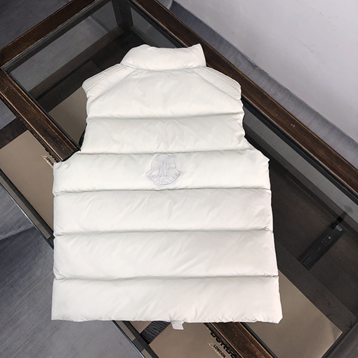 モンクレール ダウンベストスーパーコピーMONCLER 控えめで派手すぎない着こなしスタイル!